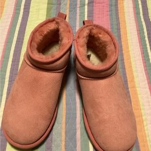 Women’s Ugg Classic Ultra Mini boot in a soft pink.